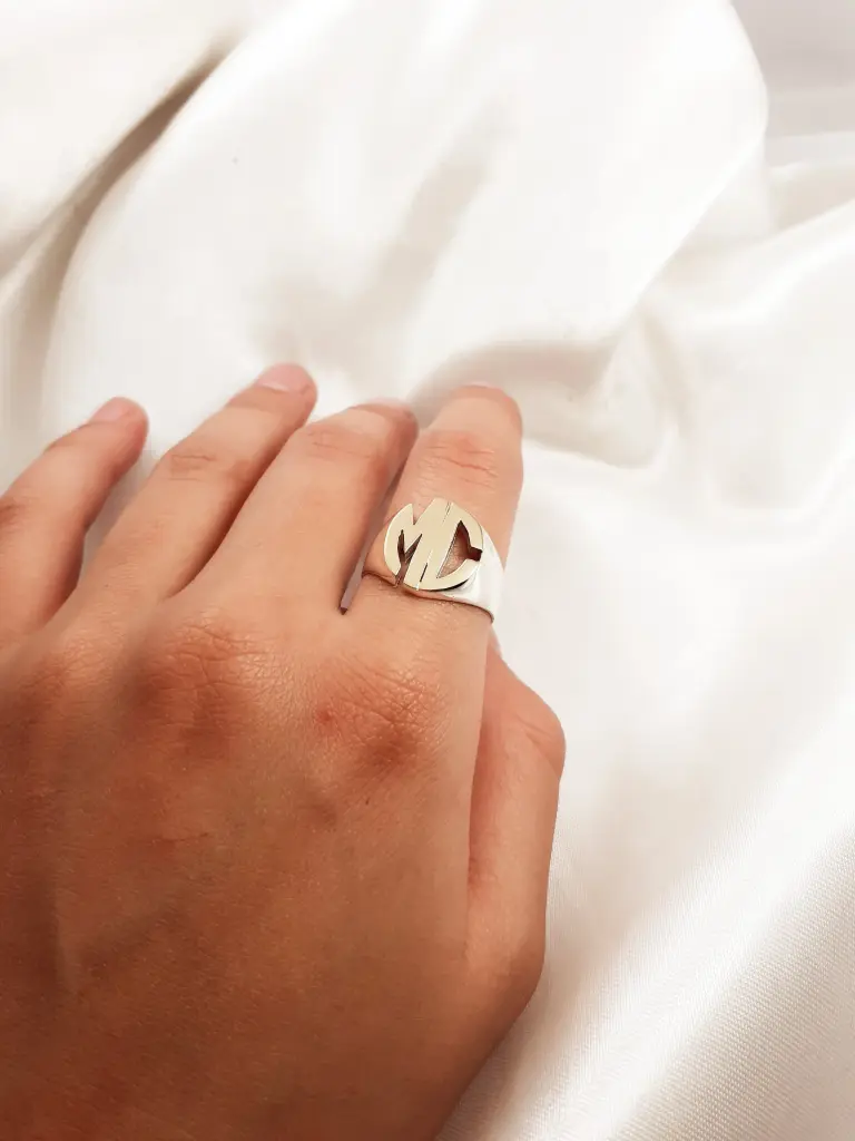 Anillo Iniciales Oval Vertical P/O