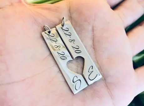 Dije chapita con corazon calado y grabado 