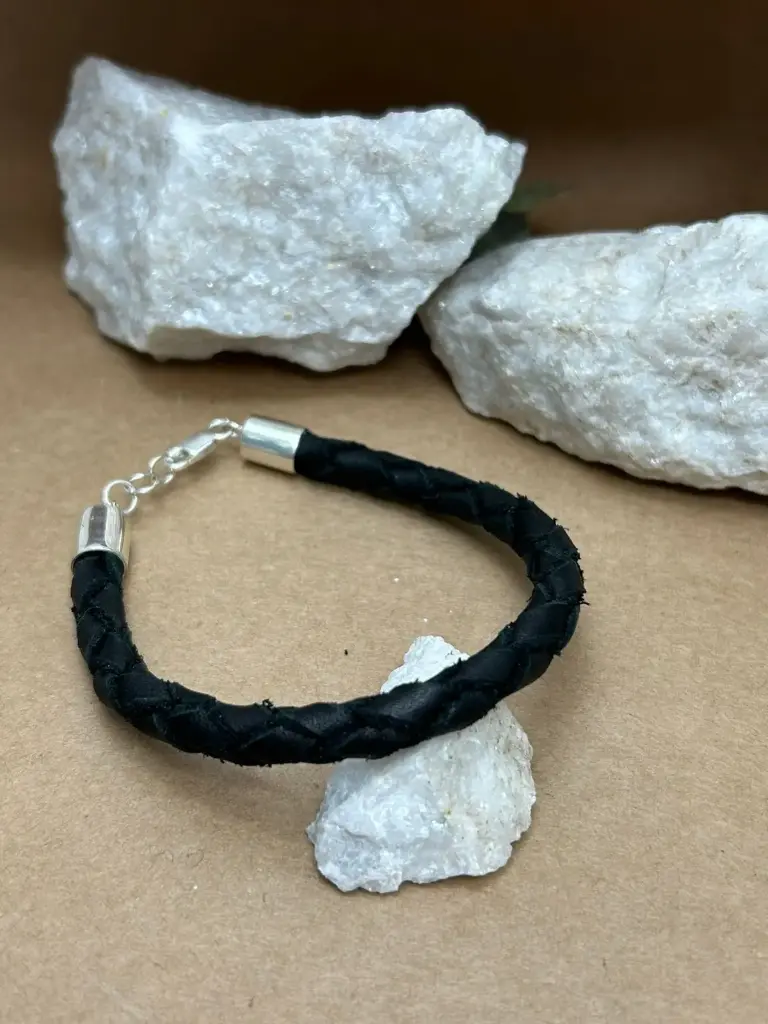 Pulsera cuero punteras en plata 