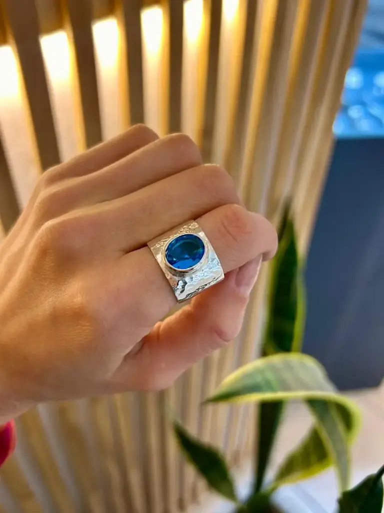 Anillo Cinta Martillado con Piedra