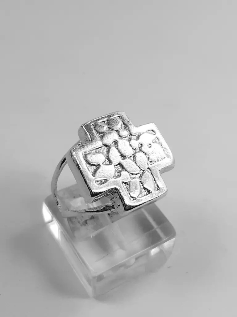 Anillo Cruz del Equilibrio Detalles en Centro y Cuerpo Calado
