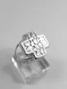 Anillo Cruz del Equilibrio Detalles en Centro y Cuerpo Calado
