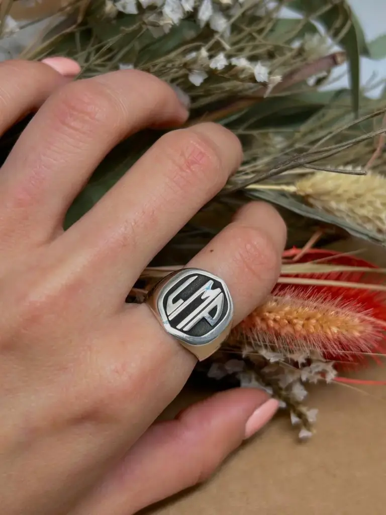 Anillo ovalado monograma