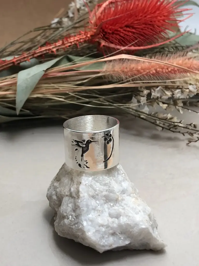 [AF.0120] Anillo Cinta Colibrí Grabado