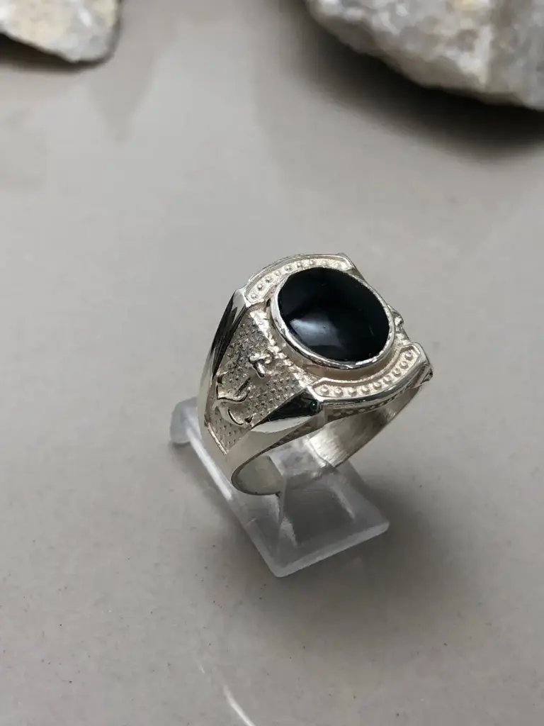 [ASH.0020] Anillo Cuadrado Esmalte Negro y Anclas al costado