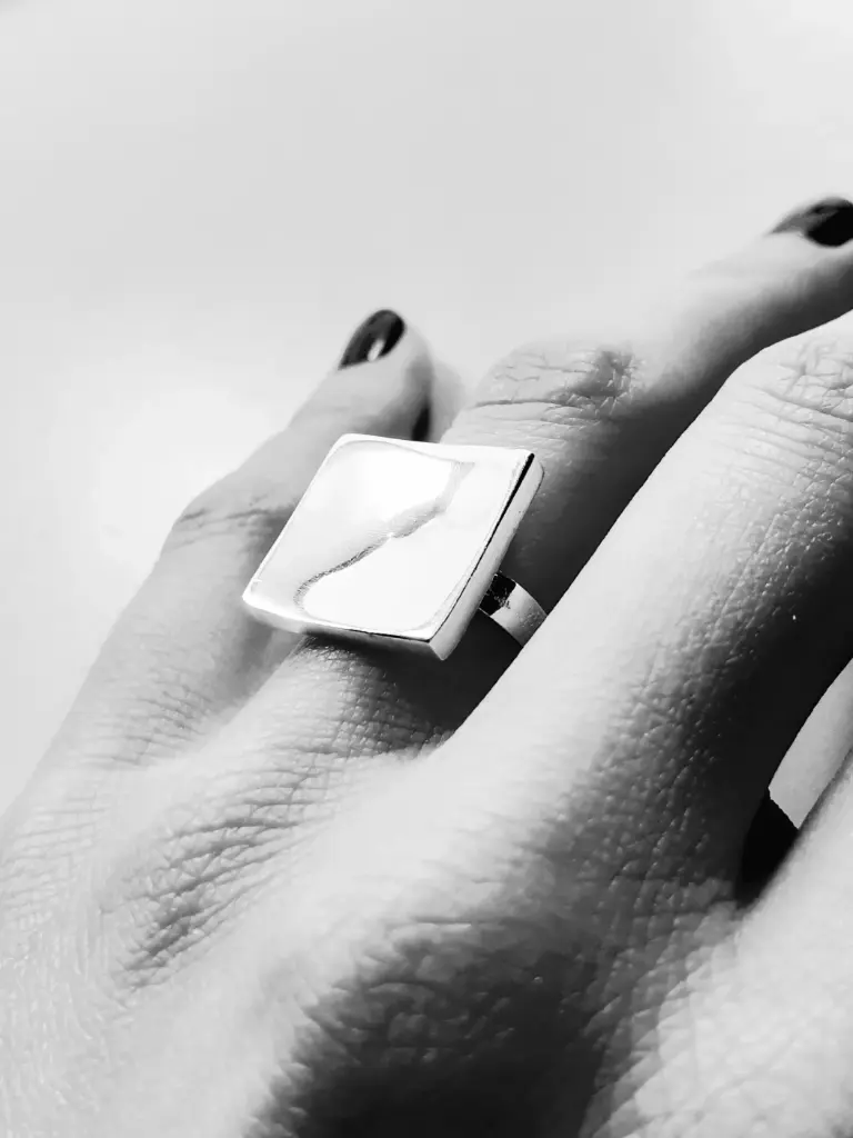 [AF.0027] Anillo Cinta con Mesa Cuadrada