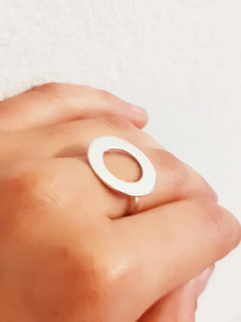 [AF.0047] Anillo Cinta con Argolla Rusa