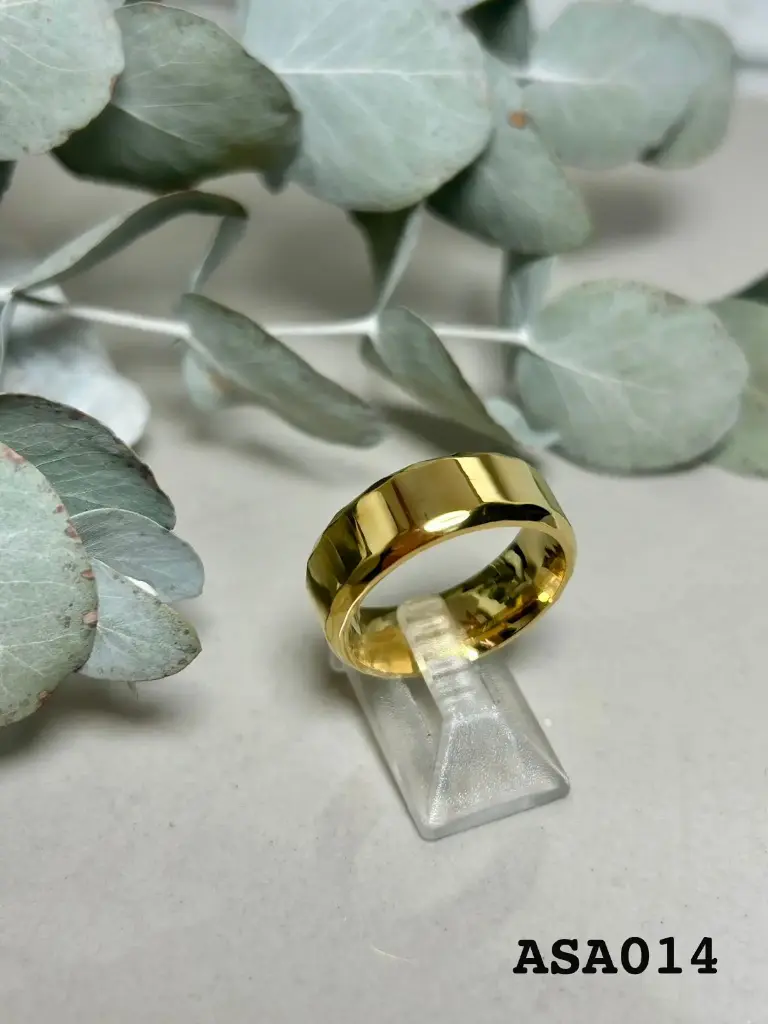 Anillo dorado acero