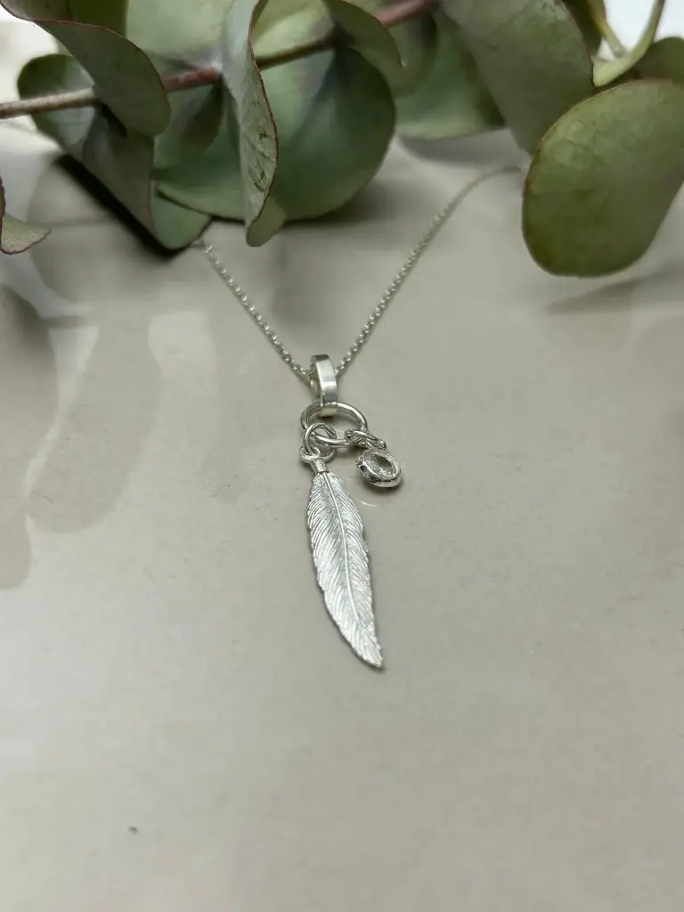 [DP.213] Dije pluma y cubic